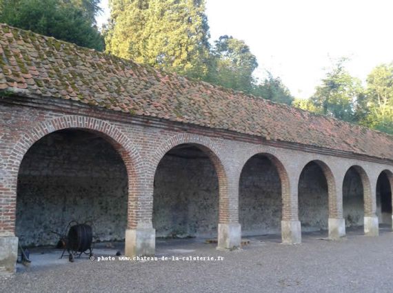 Cours devant le gîte du Château