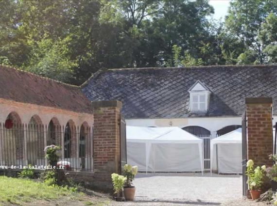 Cours et arcades du gîte de la Caloterie