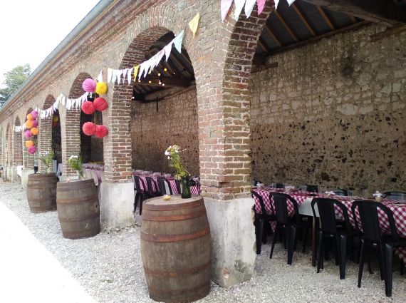 Réception en extérieur au gîte du chateau de la Caloterie